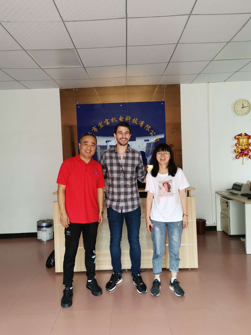 19年展會過后喜迎外國客戶來我公司咨詢